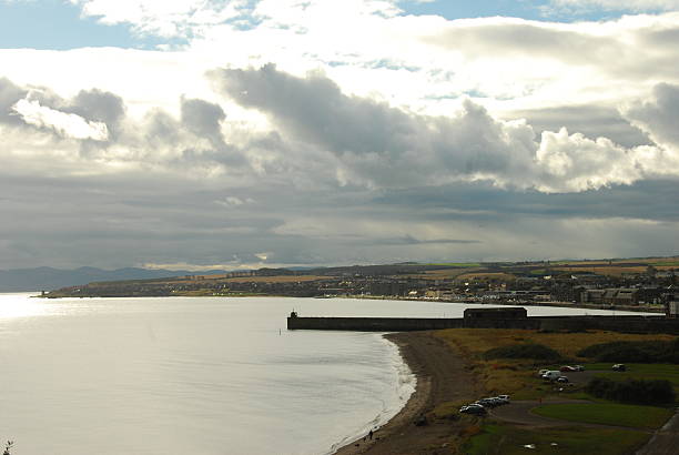 kirkcaldy の眺め - scotland fife firth of forth waterbreak ストックフォトと画像