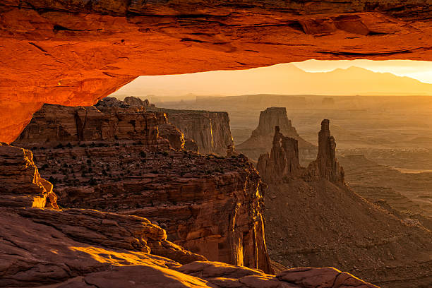 mesa arch ao nascer do sol - canyonlands national park utah mesa arch natural arch - fotografias e filmes do acervo