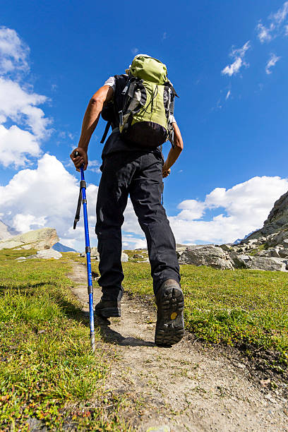 trekking nelle alpi - climbing rock men mountain climbing foto e immagini stock