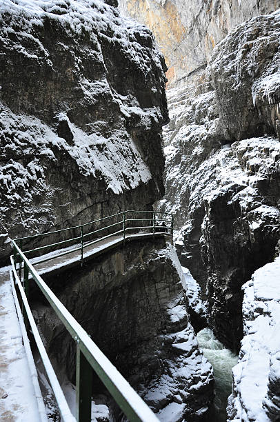 paisagem de inverno - mountain austria street footpath - fotografias e filmes do acervo