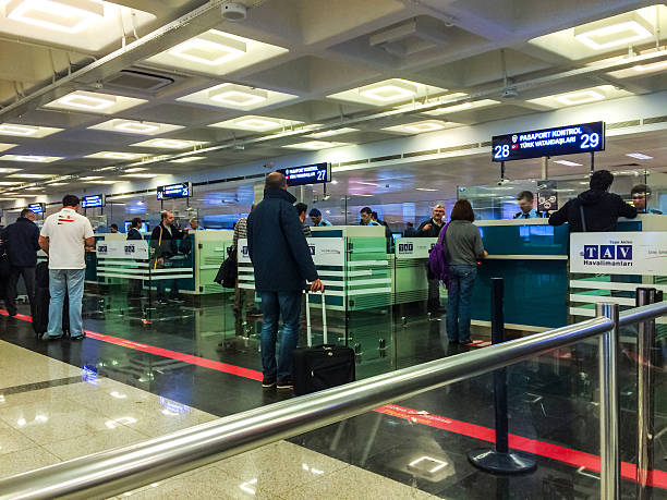 aéroport ataturk contrôle des passeports, istanbul, en turquie - security check airport safety customs photos et images de collection