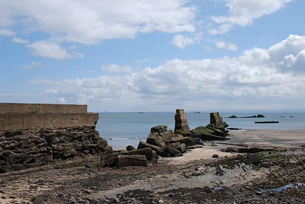 損なわれた海の壁 - scotland fife firth of forth waterbreak ストックフォトと画像