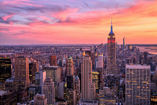 im stadtzentrum von new york city mit empire state building bei sonnenuntergang - midtown manhattan stock-fotos und bilder