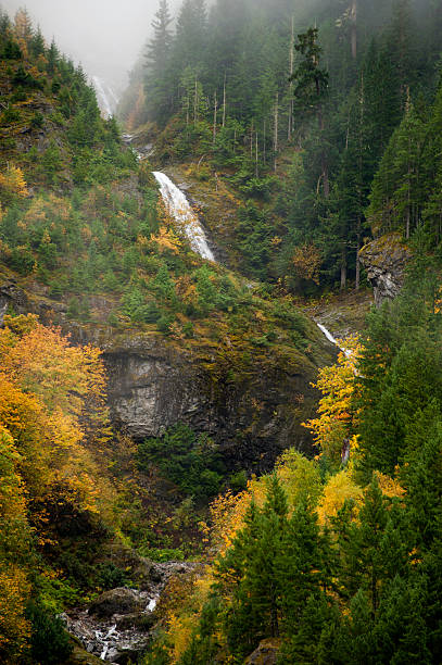 paesaggio autunnale in montagne nord cascade - north cascades national park cascade range river waterfall foto e immagini stock