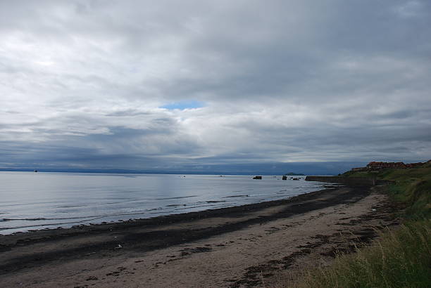 ビーチで seafield - scotland fife firth of forth waterbreak ストックフォトと画像