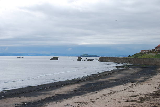 seafield ビーチ - scotland fife firth of forth waterbreak ストックフォトと画像