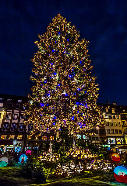 Strasbourg のクリスマスツリーとヴィラージュ ストックフォト