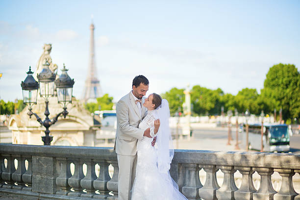 właśnie żonaty para w paryżu - honeymoon wedding paris france bride zdjęcia i obrazy z banku zdjęć