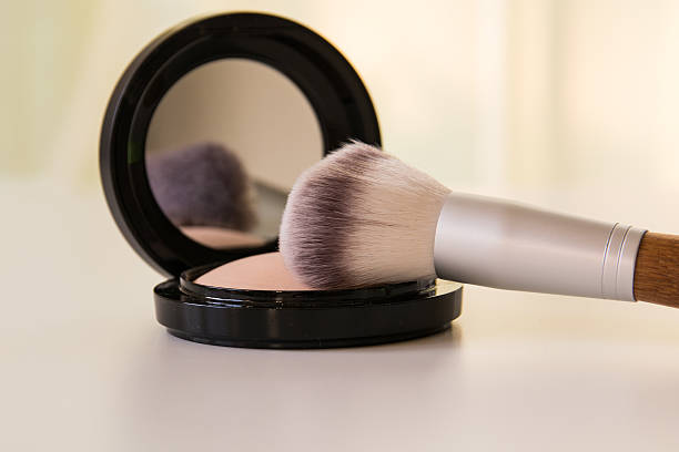 make-up de maquiagem com pincel de maquiagem - make up brush make up eyeshadow face powder - fotografias e filmes do acervo