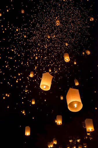 rille gateway gennemførlig Floating Asian Lanterns In Chiang Mai Thailand Stock Photo - Download Image  Now - Mid-Air, Lantern, Flying - iStock
