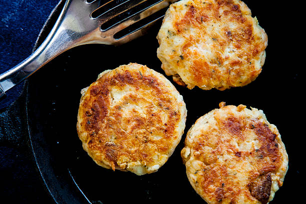 łosoś wędzony fishcakes - fish cakes obrazy zdjęcia i obrazy z banku zdjęć