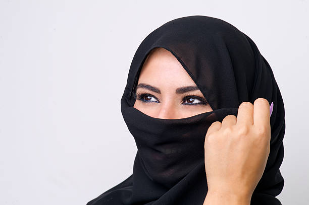 아름다운 소녀 얼굴용 베일을 쓰거나 부르카라는 얼굴용 베일을 착용합니다 클로즈업 입고 - nikab veil islam arabia 뉴스 사진 이미지
