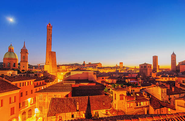 болонья skyline в сумерках - torre degli asinelli стоковые фото и изображения