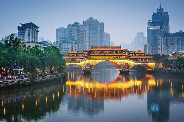 chengdu, china sobre el río jin - travel temple cityscape city fotografías e imágenes de stock