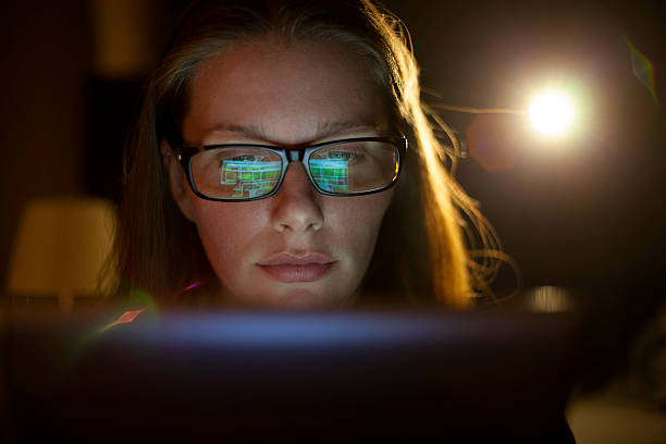 Schöne Frau mit Brille mit Tablet-Computer – Foto