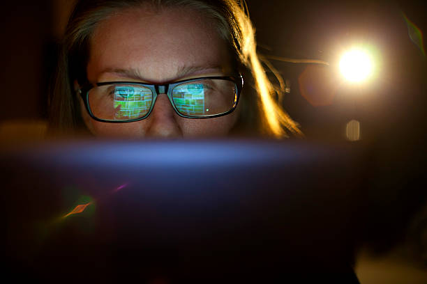 Schöne Frau mit Brille mit Tablet-Computer – Foto