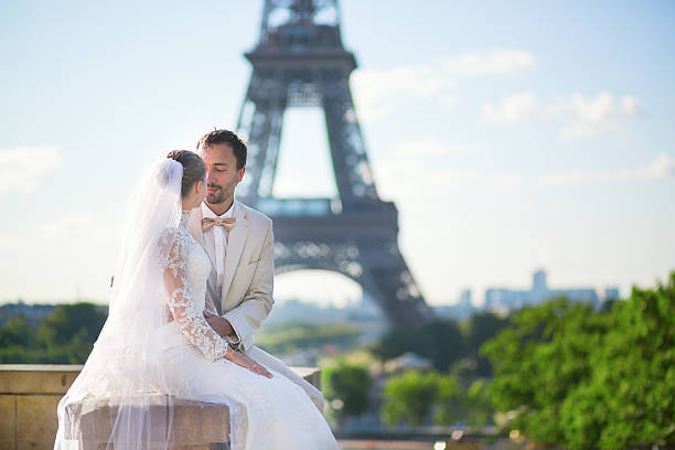 właśnie żonaty para w paryżu - honeymoon wedding paris france bride zdjęcia i obrazy z banku zdjęć