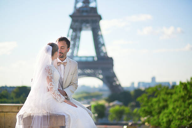 только замужний пара в париже - honeymoon wedding paris france bride стоковые фото и изображения