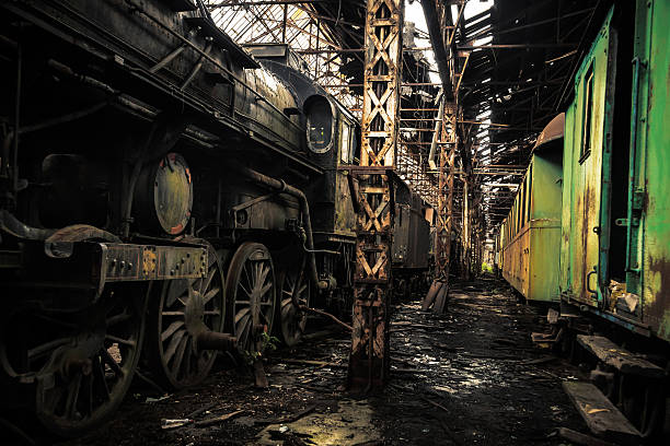 alguns treina no comboio abandonado depot] - sign rusty industry no parking sign imagens e fotografias de stock