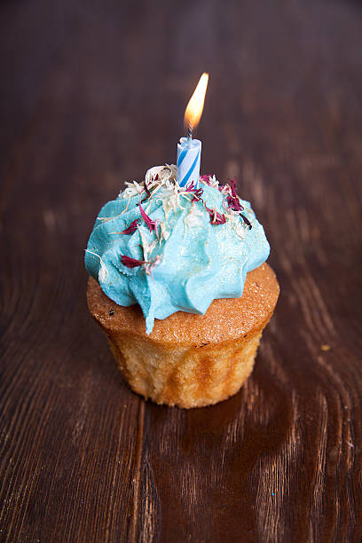 cupcake com velas - dimity - fotografias e filmes do acervo