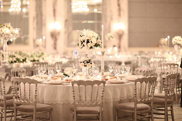 элегантная сервировка стола во время свадебного приема - silver стоковые фото и изображения