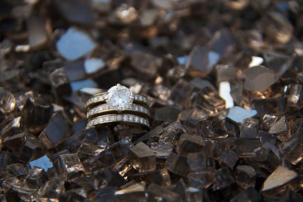 ダイヤモンドの指輪 - diamond cutting rough gem ストックフォトと画像