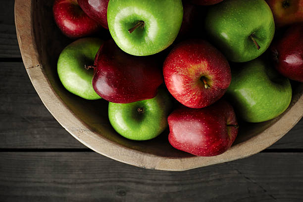 그래니스미스 및 알무데나 갈라 사과들 - apple red delicious apple studio shot fruit 뉴스 사진 이미지