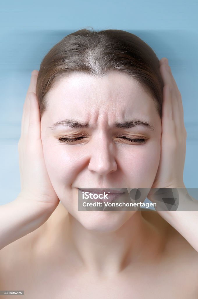 Femme souffrant de bruit - Photo de Acouphène libre de droits