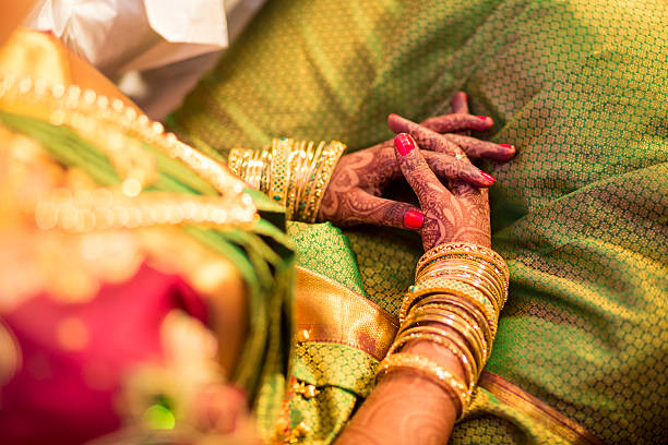 décorées de la mariée indienne mains - henna tattoo tattoo indian culture wedding photos et images de collection