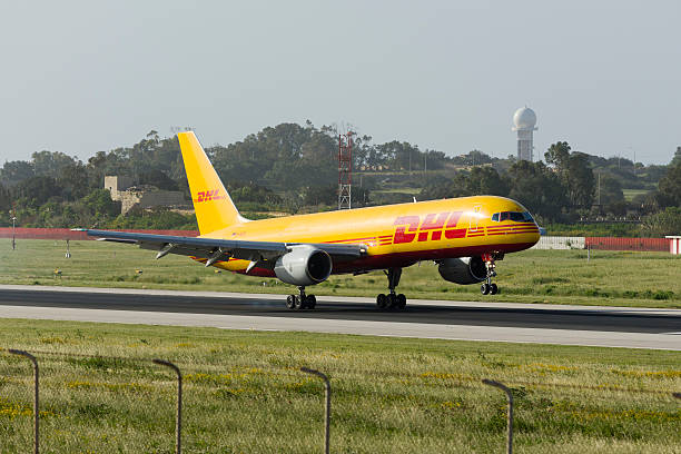 dhl レッグサイド 757 に到着する航空便が毎日ます。 - dhl airplane freight transportation boeing ストックフォトと画像