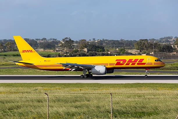 dhl レッグサイド 757 に到着する航空便が毎日ます。 - dhl airplane freight transportation boeing ストックフォトと画像