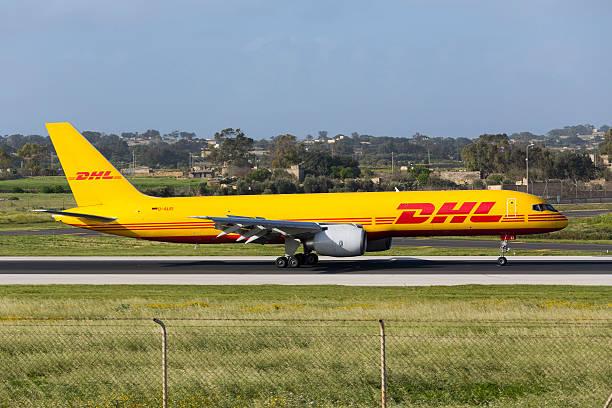 dhl ładunku 757 wchodzących na codzienne lotu. - dhl airplane freight transportation boeing zdjęcia i obrazy z banku zdjęć