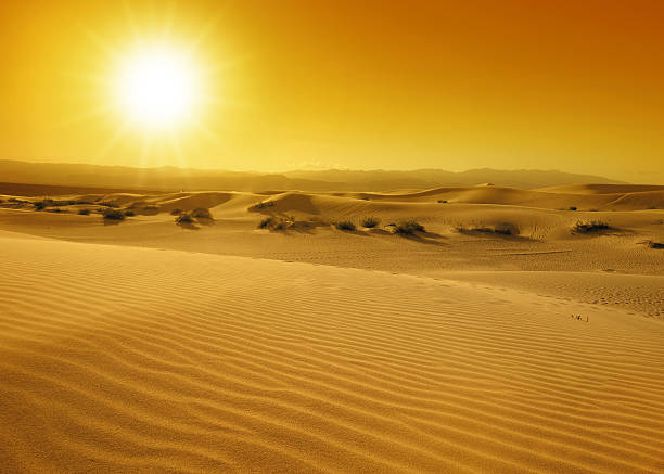 puesta de sol sobre las dunas de arena en el valle de la muerte - sand dune sand orange california fotografías e imágenes de stock