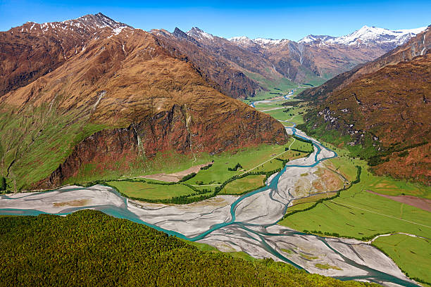 vue aérienne de la vallée de la rivière kawarau, près du queenstown, nouvelle-zélande - kawarau river photos et images de collection
