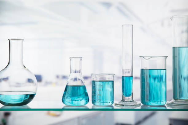 Close up of beakers with solution on shelf in lab  laboratory glassware stock pictures, royalty-free photos & images