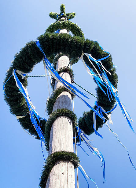 típico de la región de baviera palo de mayo - bavaria austria blue celebration fotografías e imágenes de stock