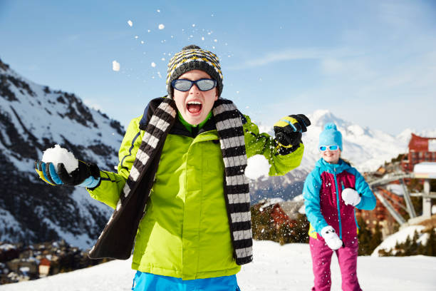 irmãos tendo luta de bola de neve - snowball snow play throwing - fotografias e filmes do acervo