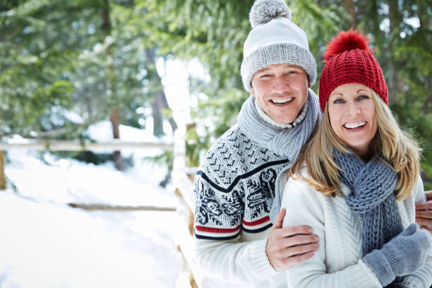 coppia che si abbraccia nella neve - 30s women sweater female foto e immagini stock