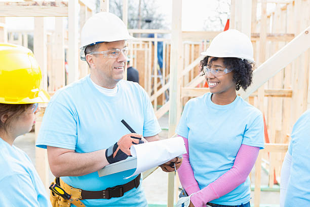 istock Building foreman gives assignments to volunteers 521813308