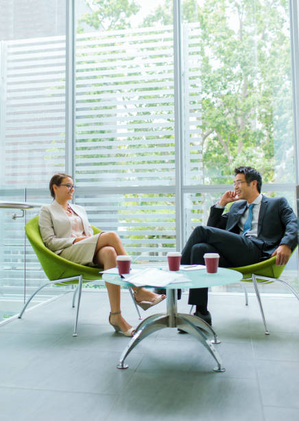 gente de negocios hablando en la mesa de café en el edificio de oficinas - talking chair two people sitting fotografías e imágenes de stock