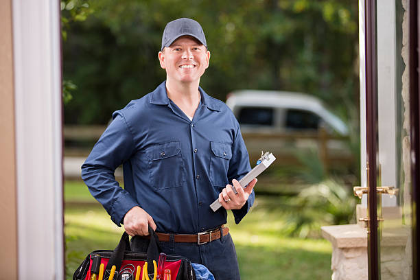 istock Service Industry: Repairman at customer's front door. 521817443