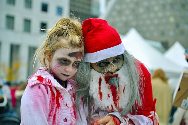 zombie pai natal com uma rapariga de montreal zombie câmara - reanimated baby imagens e fotografias de stock