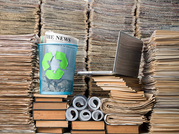 랩탑형 간에 거대한 쌓다 문서, 교재들 화면에 - book stack embracing business 뉴스 사진 이미지