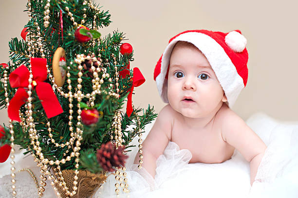 natal engraçado bebê menino ou menina na santa chapéu de - beautiful caucasian cute little girls imagens e fotografias de stock