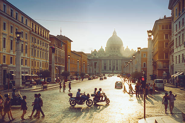 rue bondée avec personnes à rome, en italie - vatican photos et images de collection