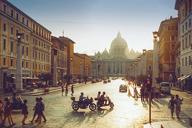 улица переполненном с людьми в риме, италия - vatican стоковые фото и изображения