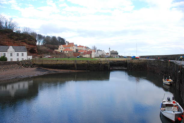 west wemyss - scotland fife firth of forth waterbreak ストックフォトと画像