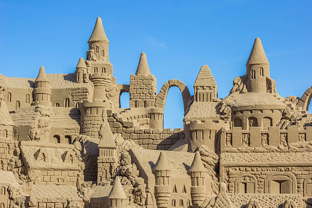 château de sable avec plusieurs tours - sandcastle photos et images de collection