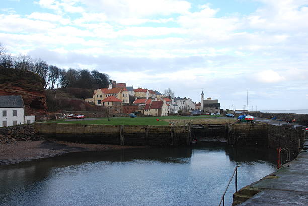 西 wemyss の眺め - scotland fife firth of forth waterbreak ストックフォトと画像