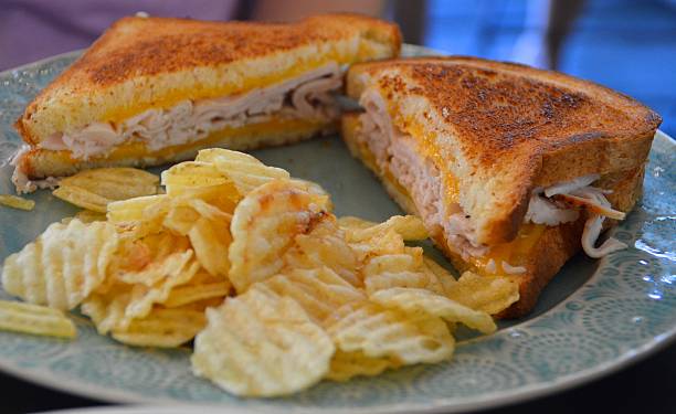 hot sandwich al formaggio alla griglia con patatine fritte - sandwich turkey potato chip plate foto e immagini stock